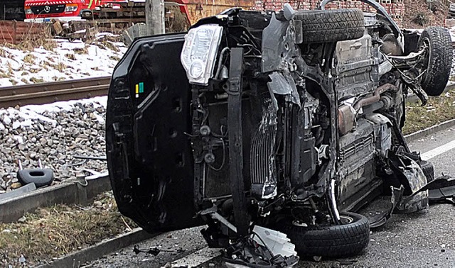 Auf der Seite landete dieses Auto nach...Unfall zwischen Laufenburg und Etzgen.  | Foto: zvg