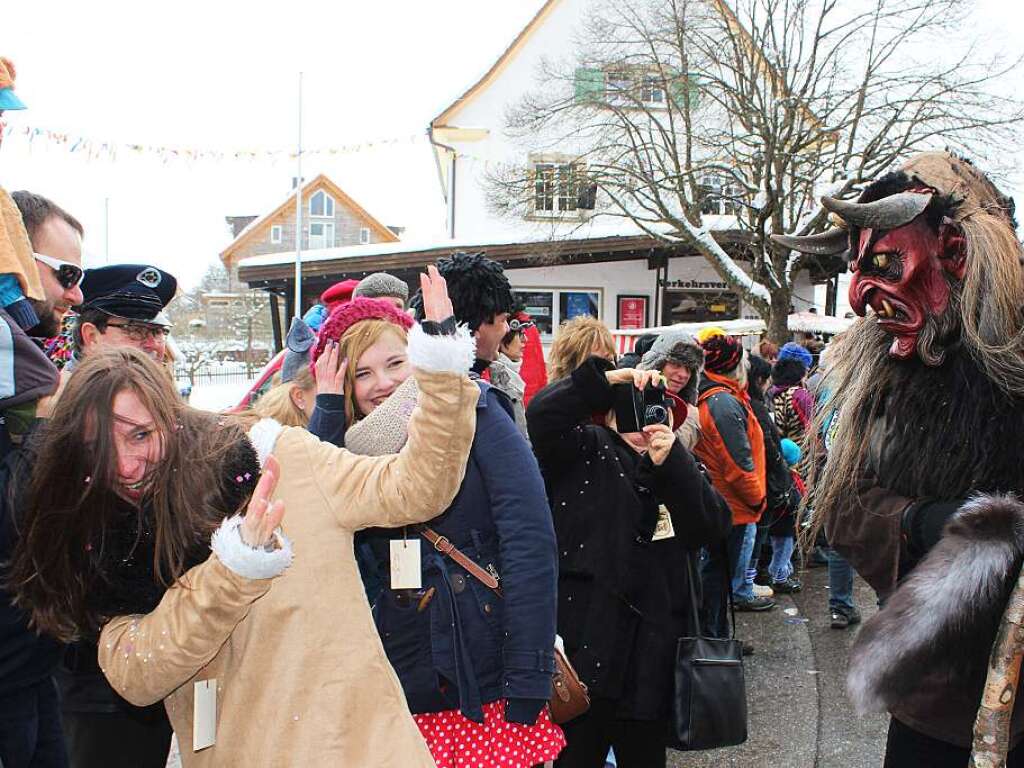 Mdels aufgepasst: Viele Hexen und sonderbare Gestalten trieben gestern beim Umzug in Dittishausen ihr Unwesen.