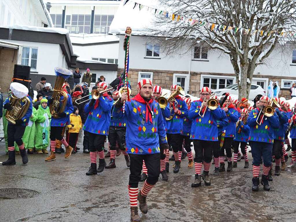 Die Stadtmusik aus Neustadt fhrt traditionelle den nrrischen Umzug in Friedenweiler an.