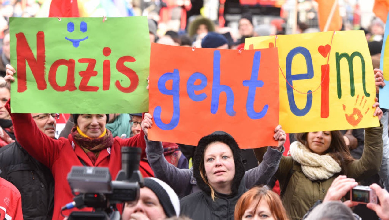 Menschen halten  in Ludwigshafen bei e... Deutschland&quot; Plakate in die Hhe  | Foto: dpa