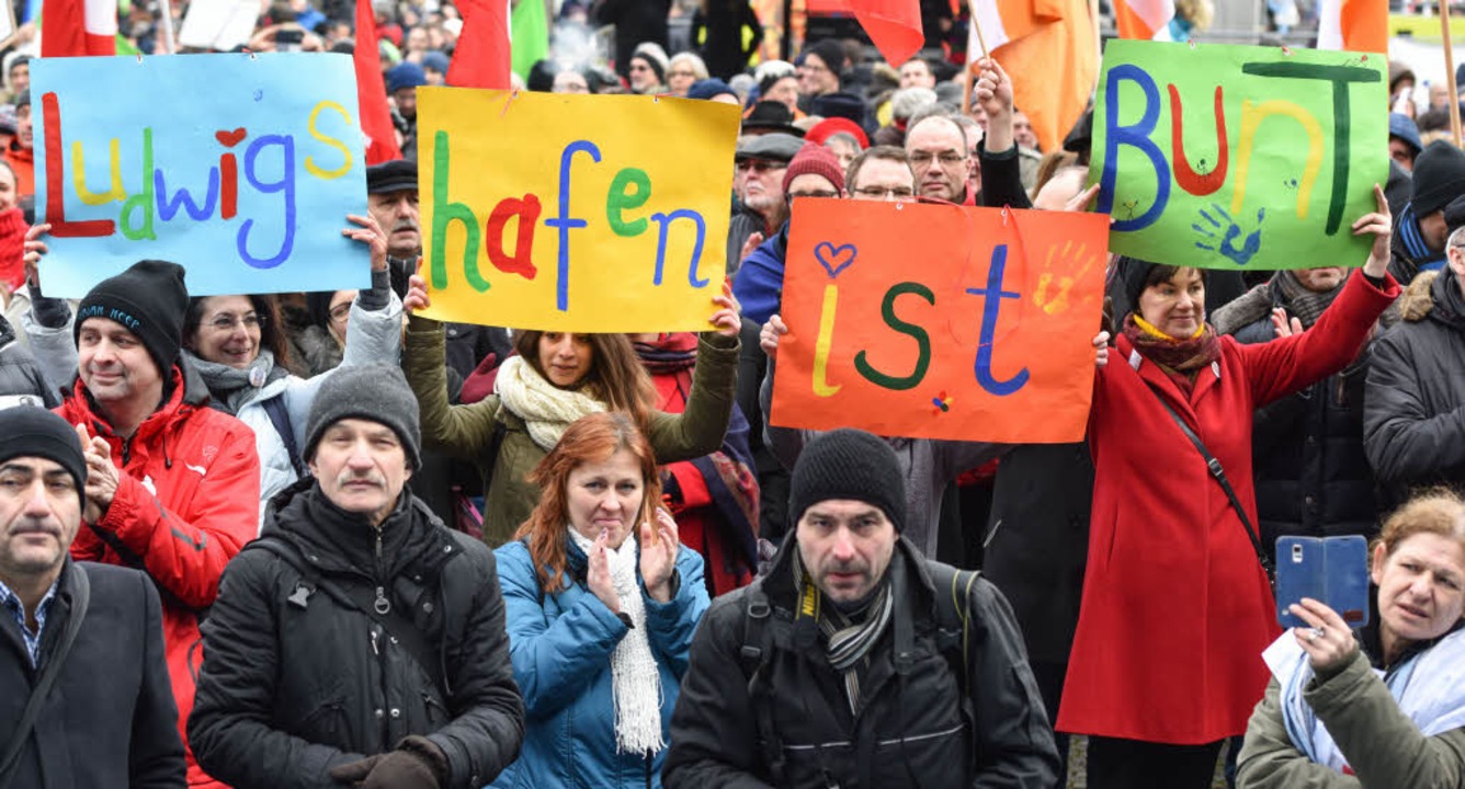 Menschen halten  in Ludwigshafen bei e... Deutschland&quot; Plakate in die Höhe  | Foto: dpa