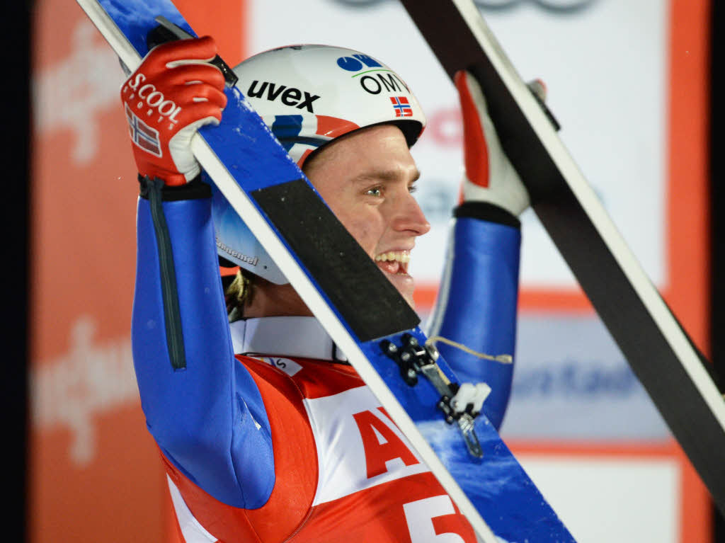 Der Norweger Anders Fannemel bejubelt seinen Sieg.