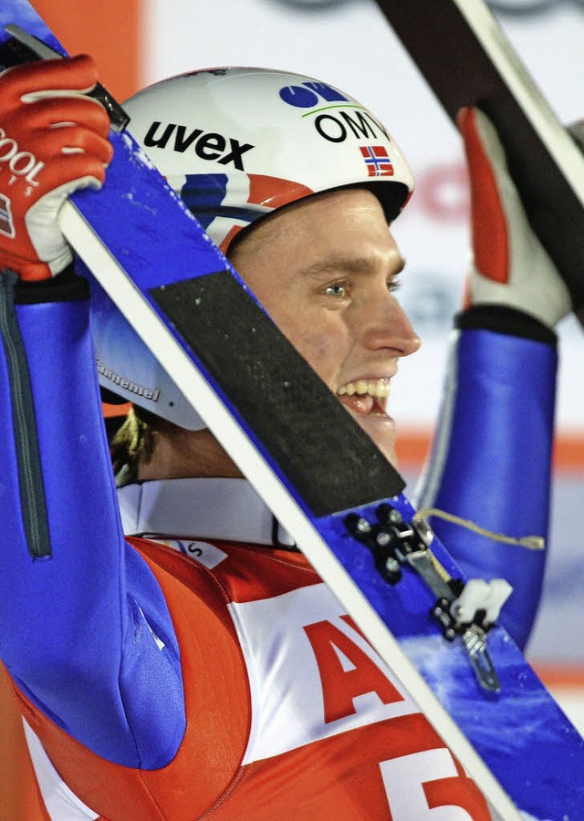 Der Norweger Anders Fannemel bejubelt seinen Sieg.  | Foto: dpa