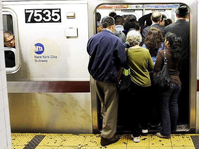 Menschen steigen in die New Yorker U-Bahn. Milliarden Mikroben sind schon drin.   | Foto: dpa