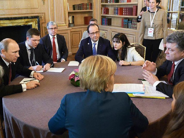 Merkel und Hollande an einem Tisch mit...ld &#8211; wird es dazu wieder kommen?  | Foto: dpa