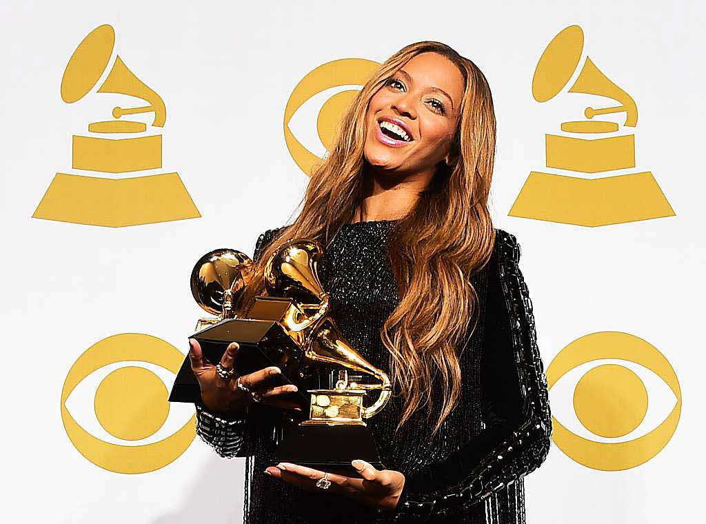„Puuuuhh“ Wieviel wiegt eigentlich ein Grammophon? Beyonce kann gleich 3 mit einer Hand tragen...