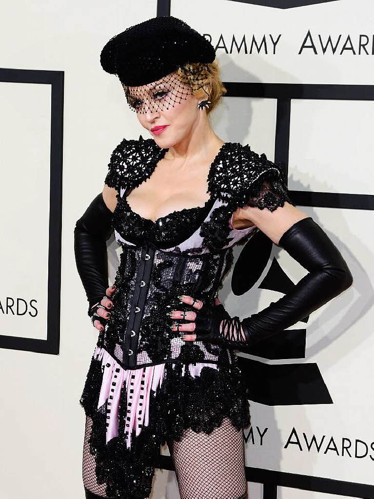 Sngerin Madonna posiert im „kurzen Schwarzen.“