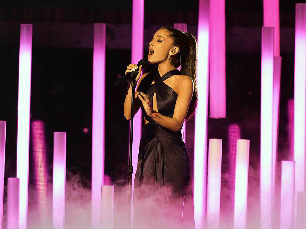 Ein Blick verrt mehr als tausend Worte: Ariana Grande singt mit viel Gefhl.