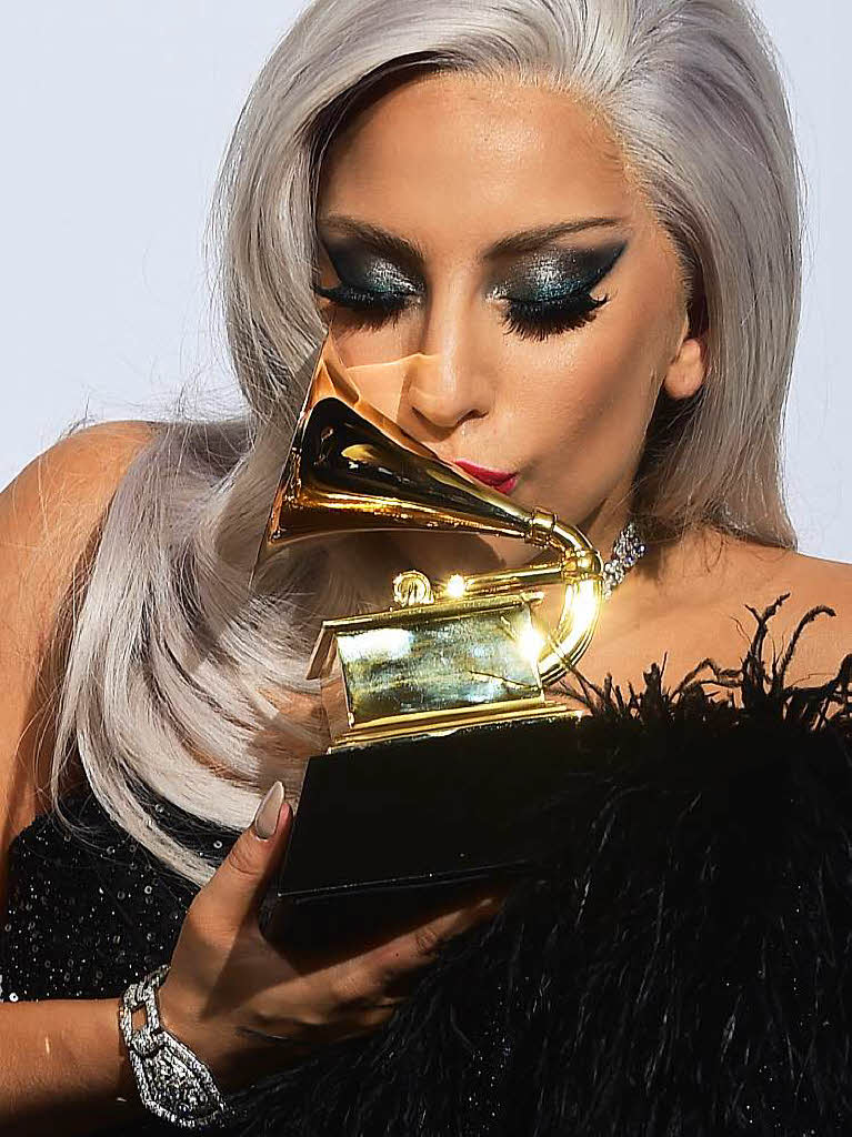 Lady Gaga hat ihr Grammophon wohl schon richtig lieb gewonnen. Da gibts doch glatt einen Schmatzer.