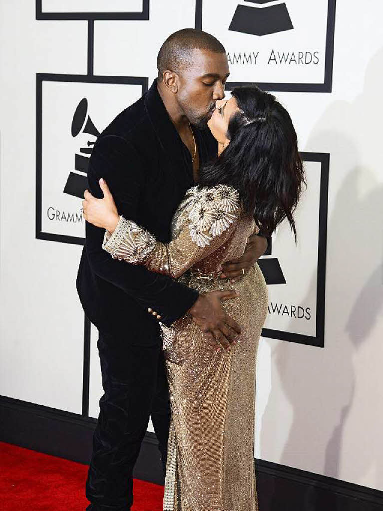 Bei der Grammy Gala geht es hei her: Kim Kardashian und Kanye West knutschen ungehemmt.