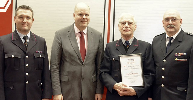 Thorsten Heckel (links) geht in seine ... Maurer fr 50 Jahre Feuerwehrdienst.   | Foto: Jrg Schimanski