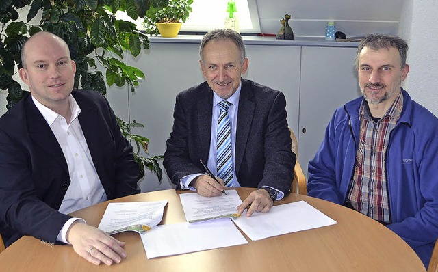 Bei der Vertragsunterzeichnung: Von de...hnikvorstand Frank Krause (von links)   | Foto: N. Bayer