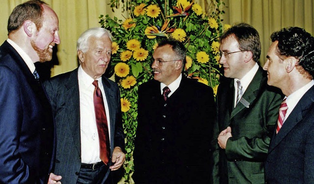Richard von Weizscker 2001 mit den Ch...ach seinem Vortrag in der Stadthalle.   | Foto: Volksbank/Udo Deutscher