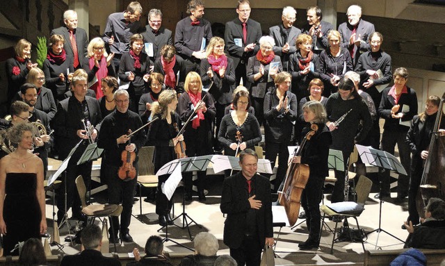 Die Musiker in der Altweiler Kirche ge...stehenden Applaus ans Publikum zurck.  | Foto: Gessner