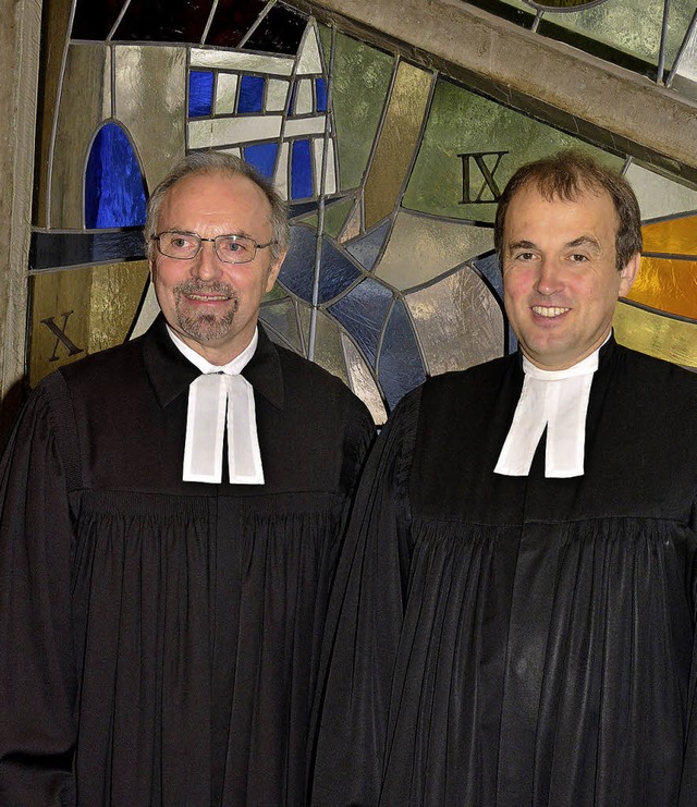 Pfarrer Joachim Knab (links)  wurde in...oeffer-Gemeinde in Wasser  eingefhrt.  | Foto: Dieter Erggelet