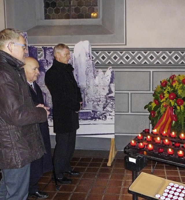 Im gemeinsamen Gedenken: Brgermeister...Pfarrer Johannes Frische (von rechts)   | Foto: M. Burkert
