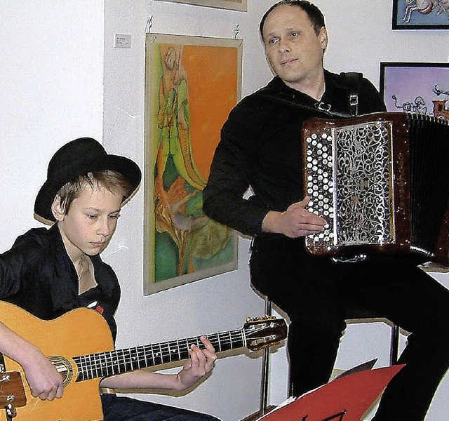 Akkordeonspieler Vadim Fedorov und sei...ey beim Konzert in der Villa Berberich  | Foto: Frey