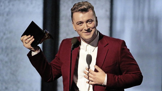 Sam Smith mit einem von vier Grammys, die er in Los Angeles gewonnen hat.   | Foto: dpa