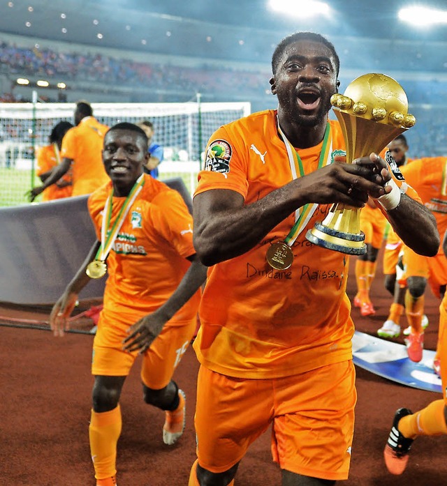 Der Ivorer Kolo Tour mit dem Afrika-Cup  | Foto: afp