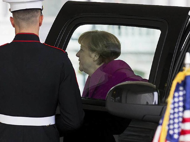 Bundeskanzlerin Angela Merkel steigt v...  Weien Haus aus einer Limousine aus.  | Foto: dpa