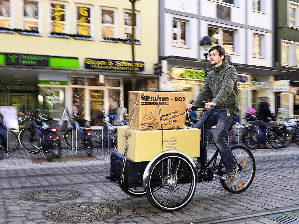 Mitinitiator Robert Schneider mit einem Lastenfahrrad in Freiburg   | Foto: Ingo Schneider