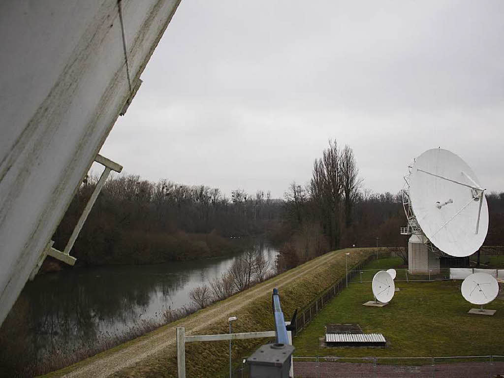 … nur wenige Meter vom Altrhein entfernt. Mit rund zwei Dutzend groen und kleinen Antennen...