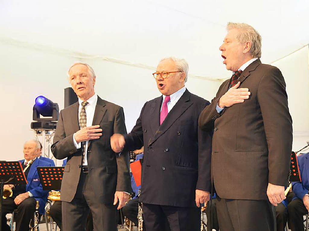 Bei Burda-Festen ein Muss: Verleger Peter Reiff, Hubert Burda und Jess Haberer (von links) singen das Badnerlied.