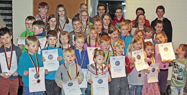 Stolz prsentieren die Kinder und Jugendlichen ihre Urkunden und Medaillen.   | Foto: Dorothe KuhlmaNN