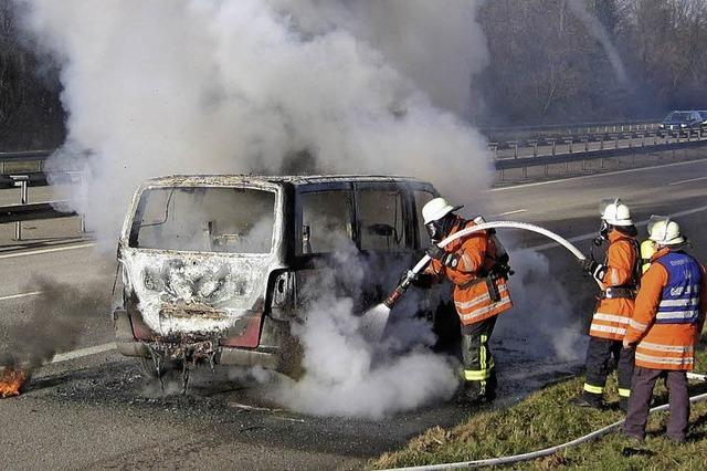 Brennender Transporter auf der Autobahn 5