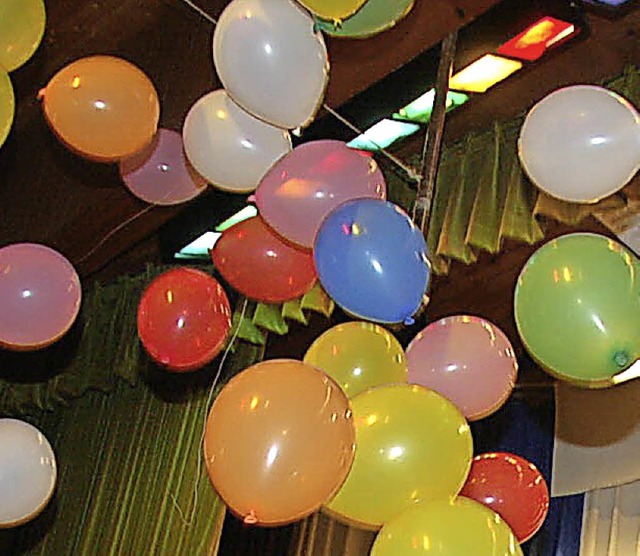 An die Decke der Jahnhalle gehen diese  Luftballons.   | Foto: Fillisch