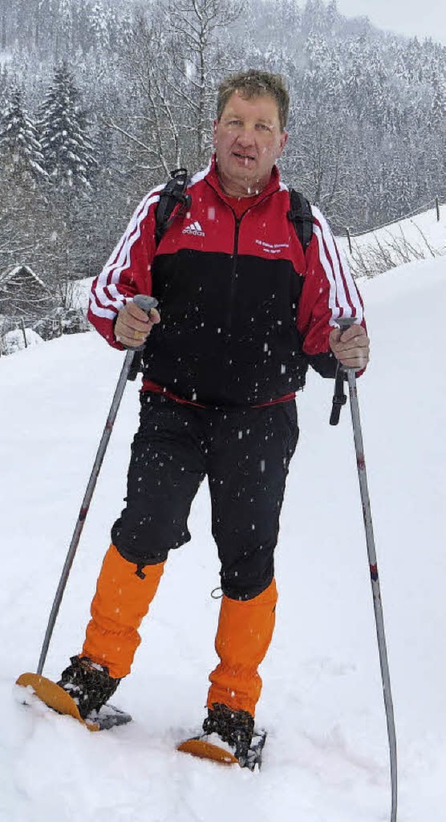 Zeitungszusteller Martin Kropf  mit Schneeschuhen.  | Foto: martin kropf