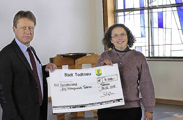 Mit 6000 Euro untersttzt die Stadt To...Pfarrerin Susanne Illgner den Scheck.   | Foto: Privat