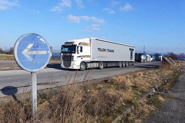 Bis zu 280 Lkw-Stellpltze bietet das ... allerdings fehlt jede Infrastruktur.   | Foto: Guy Greder