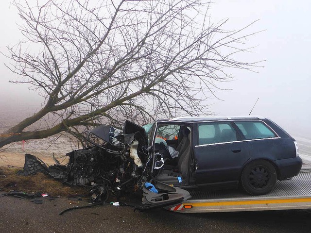 Nur noch Schrott: Aus diesem Autowrack...e der Fahrer schwer verletzt geborgen.  | Foto: Polizei