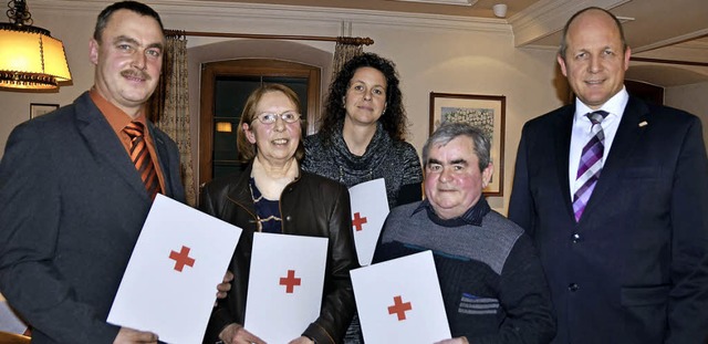 Jechtingen. Die bei der DRK Mitglieder...r, Paul Ghler daneben Jochen Hilpert.  | Foto: Roland Vitt