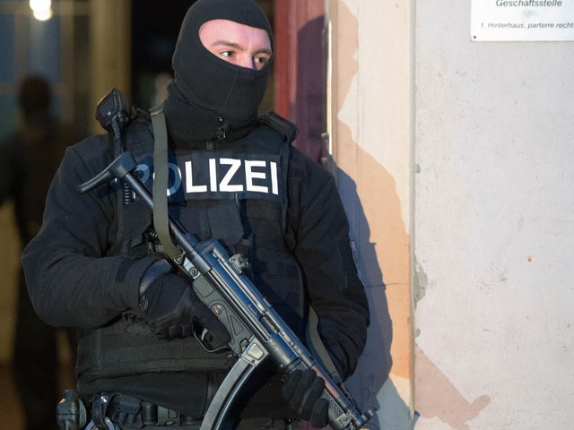 Die Polizei hatte mehrere Wohnungen durchsucht (Symbolfoto).  | Foto: dpa