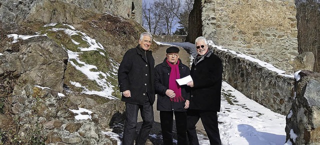 Unser Bild zeigt den Jubilar (Mitte) b...imat- und Geschichtsvereins Waldkirch.  | Foto: zvg