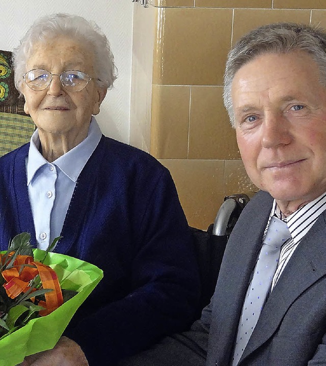 Zum 100. Geburtstag gratuliert Ortsvor...r Jubilarin Hedwig Jger aus Mauchen.   | Foto: astrid moser-oeschger