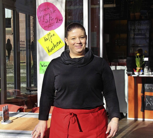 Andrea Schumann hat frisches Mittagessen und Brtchen am Kiosk beim Amtsgericht.  | Foto: Gerda Oswald