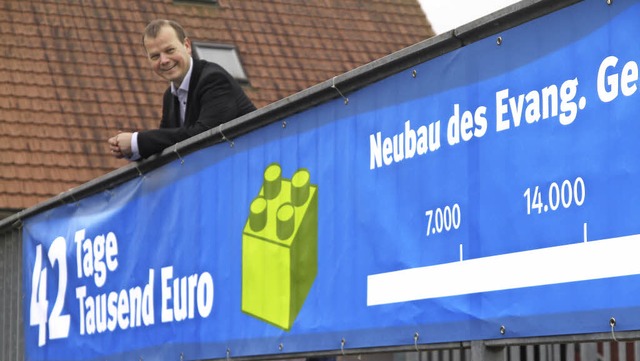 42&#8197;000 Euro in 42 Tagen will die... prsentiert das Spenden-Transparent.   | Foto: Thilo Bergmann