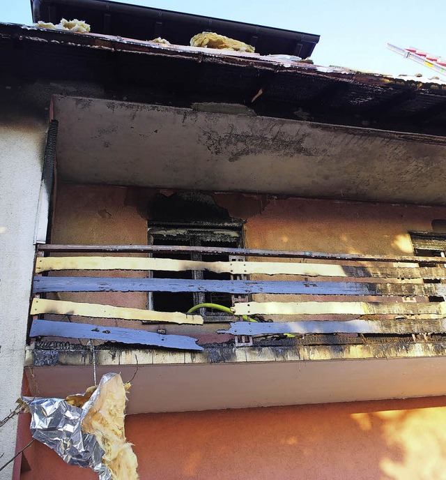 Vom Balkon des Hauses  griff das Feuer wohl um sich.   | Foto: Feuerwehr