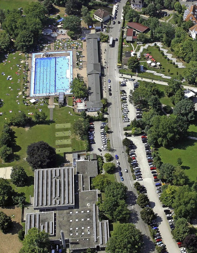 Auf Hhe des Hallenbades (unten) ist d...hnhaus am Mhlbach (oben) abgerissen.   | Foto: Archivfoto: Peter Heck