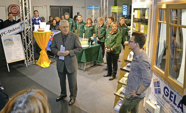 OB Dietz stellt die Weiler Vorzge her...im Hintergrund das tramgrne WWT-Team.  | Foto: Jochen Fillisch