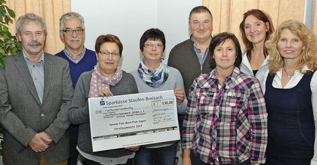 Im Beisein von Ortsvorsteher Pius Mang...er, Helga Hellstern und Esther Faber.   | Foto: Jochen Voigt