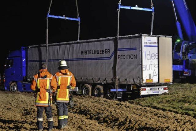 Hustenanfall – Lkw fhrt in den Acker