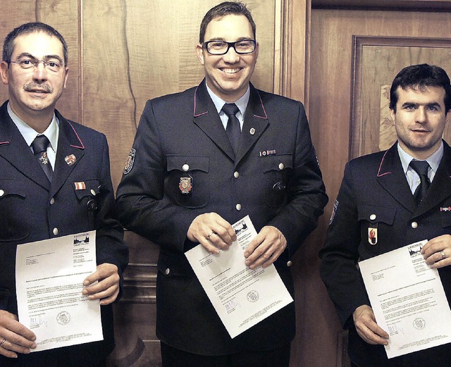 Mit Urkunde: Stadtkommandant Markus Re...hrenmedaille in Silber  (Foto rechts).  | Foto: Reinhard Herbrig