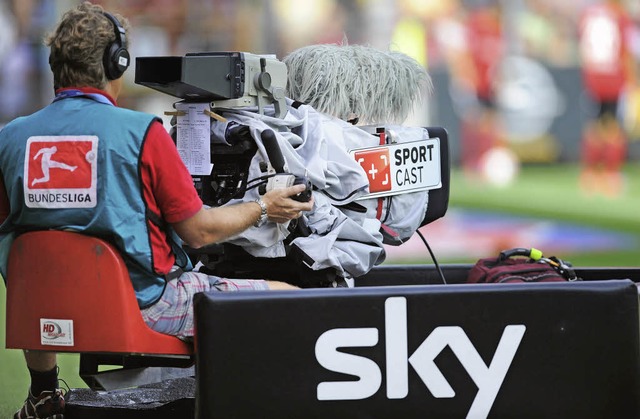 Auch die Bundesliga ist ein TV-Premiumprodukt.  | Foto: dpa