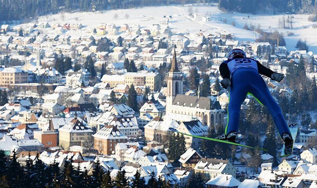 Skispringen vor traumhafter Kulisse beim Weltcup in Titisee-Neustadt  | Foto: dpa