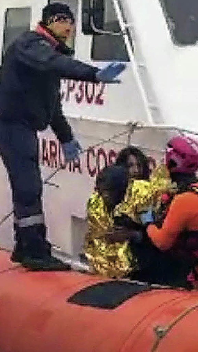 Flchtlinge kommen im Hafen von Lampedusa an.  | Foto: dpa