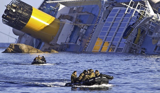 Rettungskrfte an der halb untergegang...2 vor der italienischen Insel Giglio.   | Foto: dpa